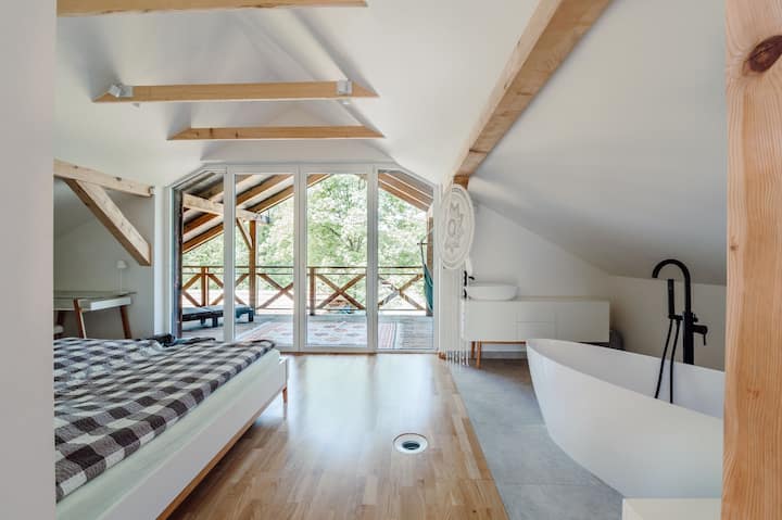 Chumba cha kulala kilicho na baraza na beseni la kuogea.