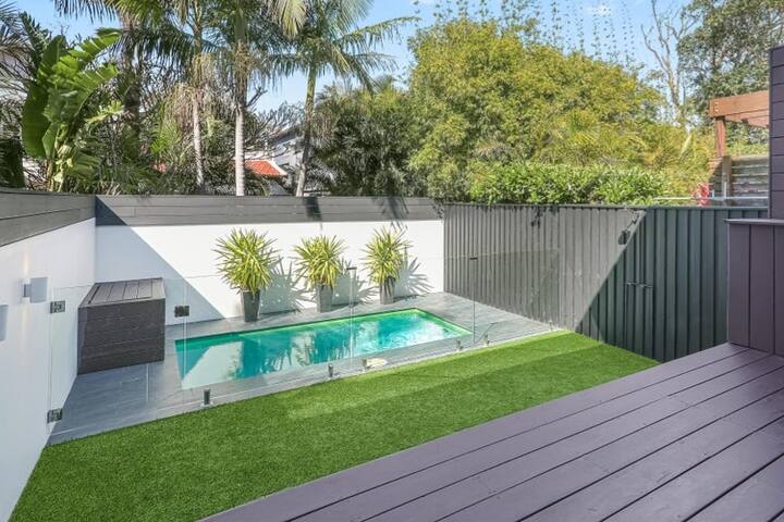 Large & Modern Family Home With Private Pool gallery image 4