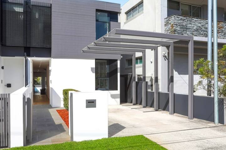 Large & Modern Family Home With Private Pool gallery image 3