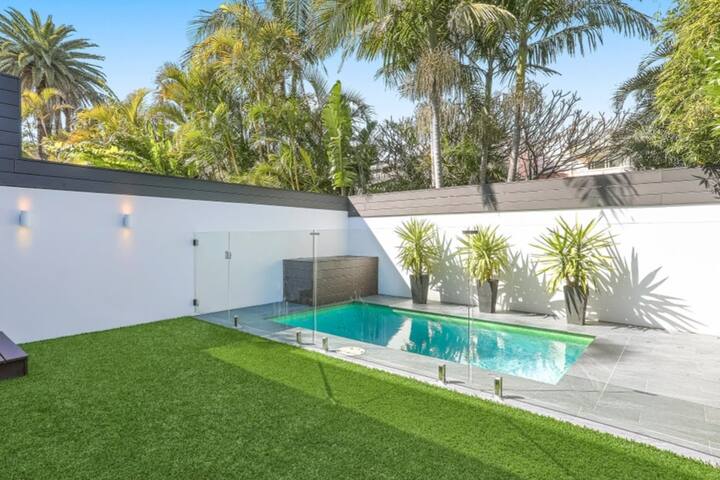 Large & Modern Family Home With Private Pool gallery image 2