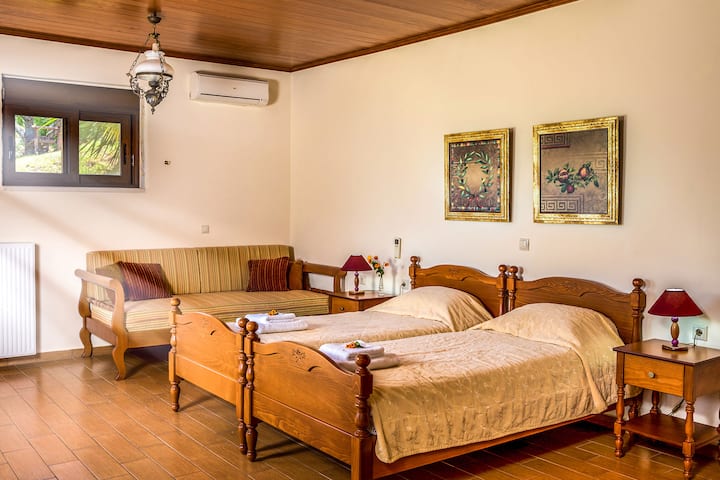 Lower Level: Bedroom 4 with two single beds, sofa-bed, ensuite bathroom with hydro-massage bathtub and private patio with garden access.