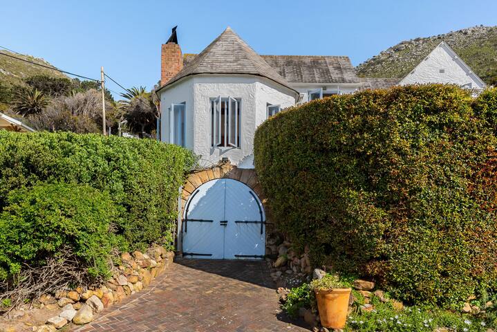 The Rafters Villa I Kalk Bay I HotTub I Sea Views gallery image 4