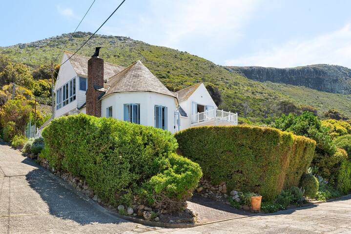 The Rafters Villa I Kalk Bay I HotTub I Sea Views gallery image 3