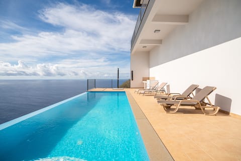 Top Airbnb: Marina View Apartment - Pool, Aircon & Ocean View in Calheta