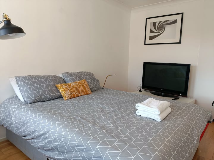 Functional E12 House, 10 min to Manor Park Station Houses for Rent in