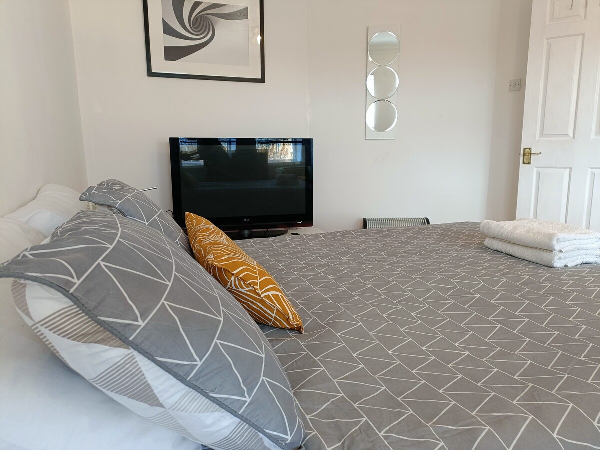 Functional E12 House, 10 min to Manor Park Station Houses for Rent in