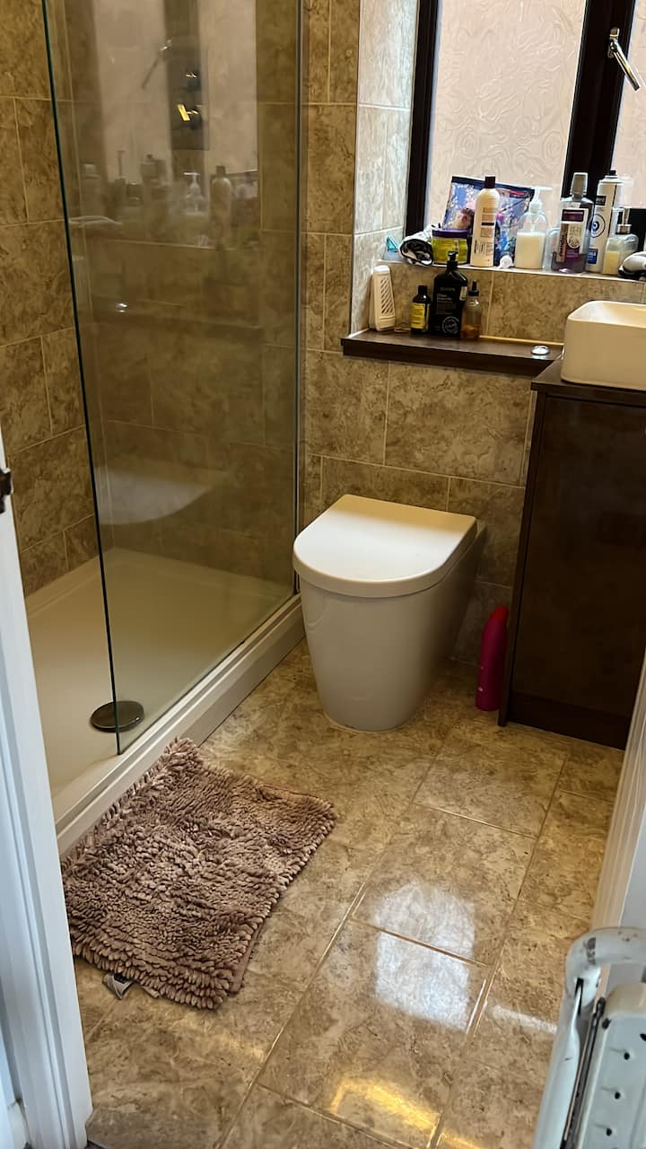 A relaxing room in a good home Bed and breakfasts for Rent in Horton Heath, England, United