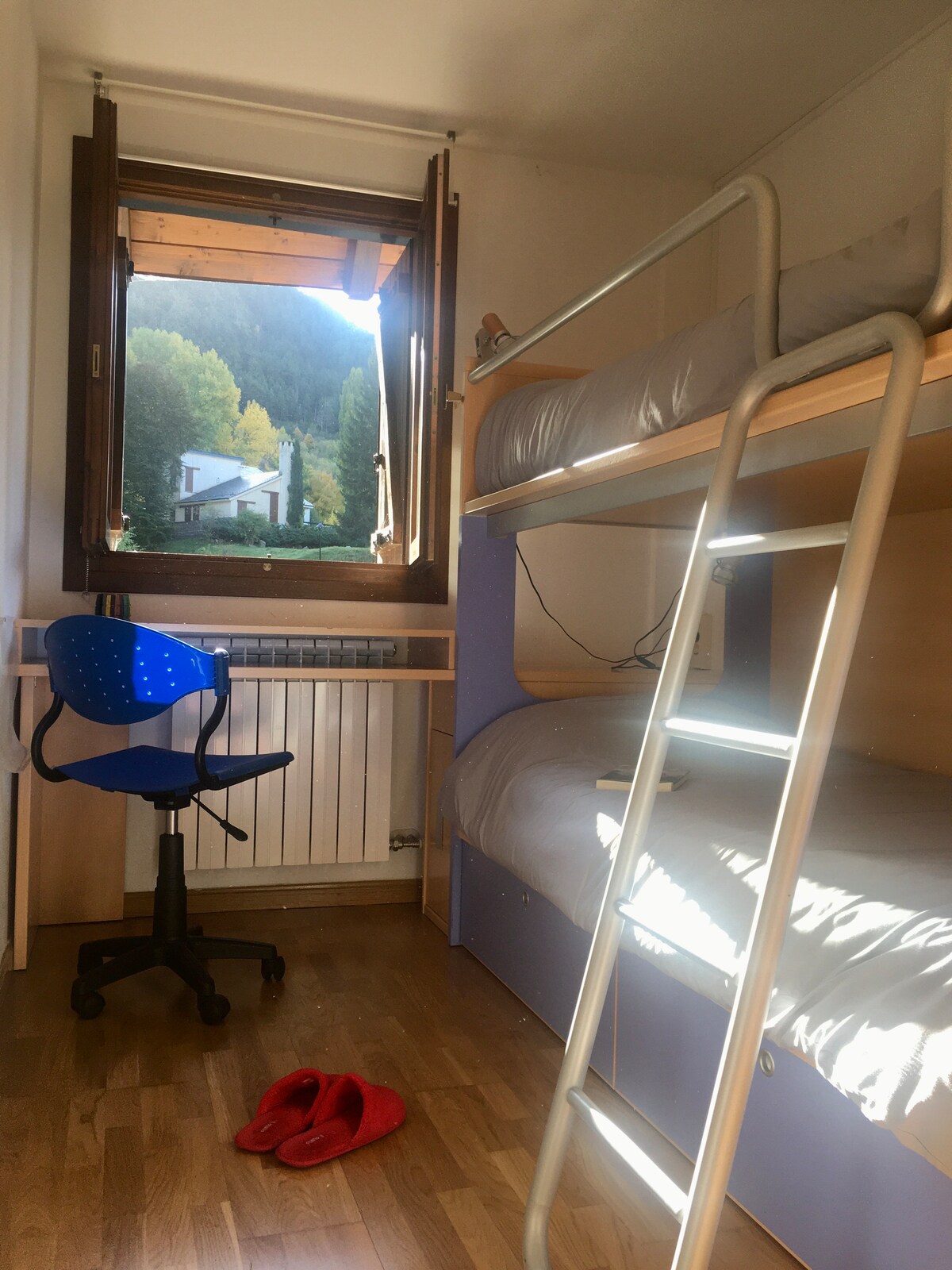 明亮实用的卧室。 它在上下铺床下有一个衣柜，大小抽屉有助于保持物品整洁。