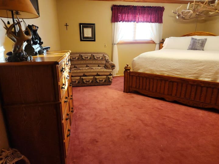 Издърпайте дивана в голямата спалня на горния етаж