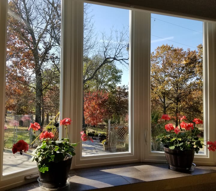 Спалнята с двойно легло на 1 - ви етаж има прозорец с прекрасна гледка към градината за медитация и 3/4 баня в съседство. 