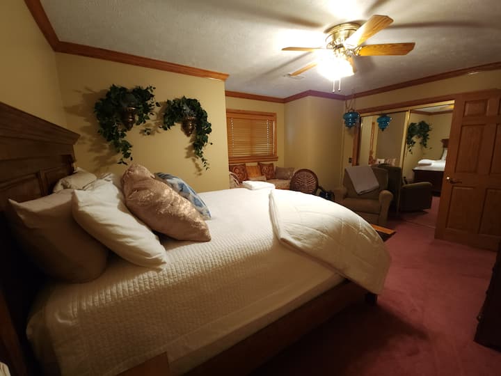 Уютна спалня тип Куин на горния етаж със седалка до прозореца