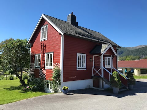 5 minutes from the Åndalsnes train/bus station, the whole house