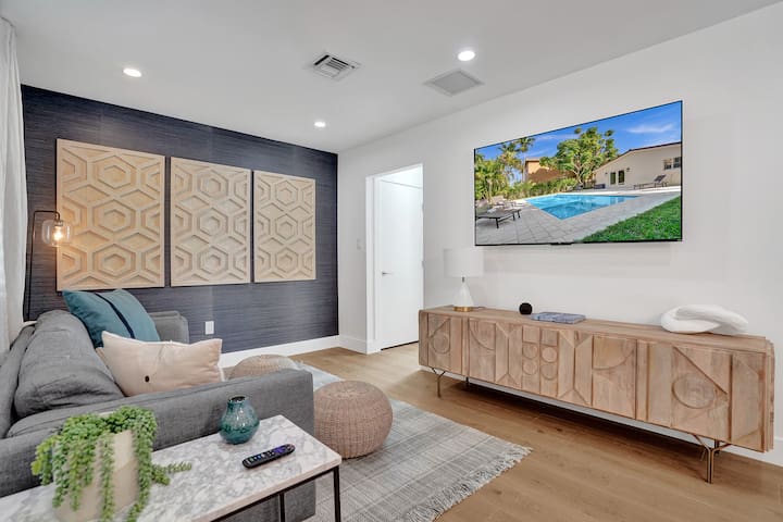 Extended family retreat-Tropical pool!<2 mi beach!