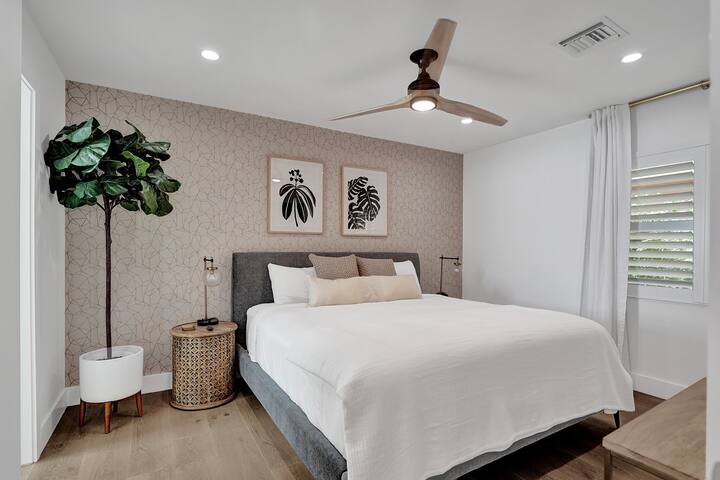 Extended family retreat-Tropical pool!<2 mi beach! gallery image 2