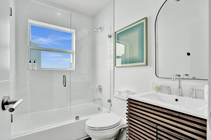 Extended family retreat-Tropical pool!<2 mi beach! gallery image 4