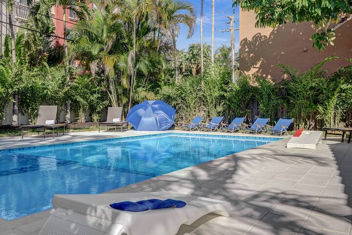 Extended family retreat-Tropical pool!<2 mi beach! gallery image 5