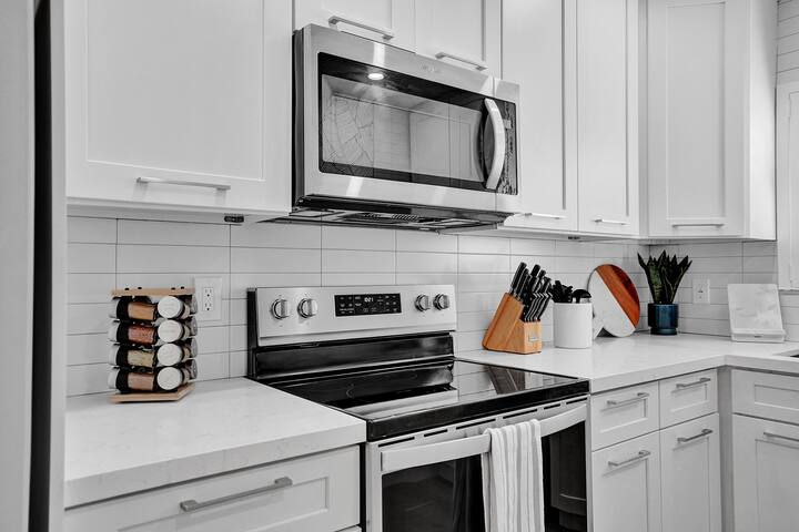 Extended family retreat-Tropical pool!<2 mi beach! gallery image 3