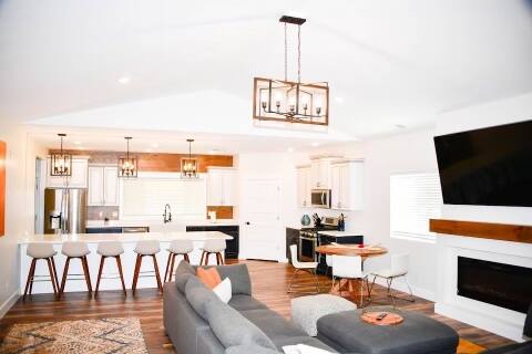 Sleeps 18+Walkable to restaurants, parks, fishing