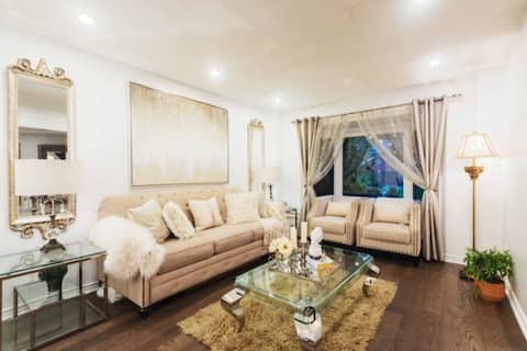 Successful Airbnb property: Luxurious Designer Villa in Toronto's Posh Locale" in Erin Mills