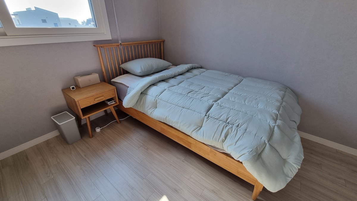 غرفة كبيرة مفردة للنزلاء في الطابق الثاني