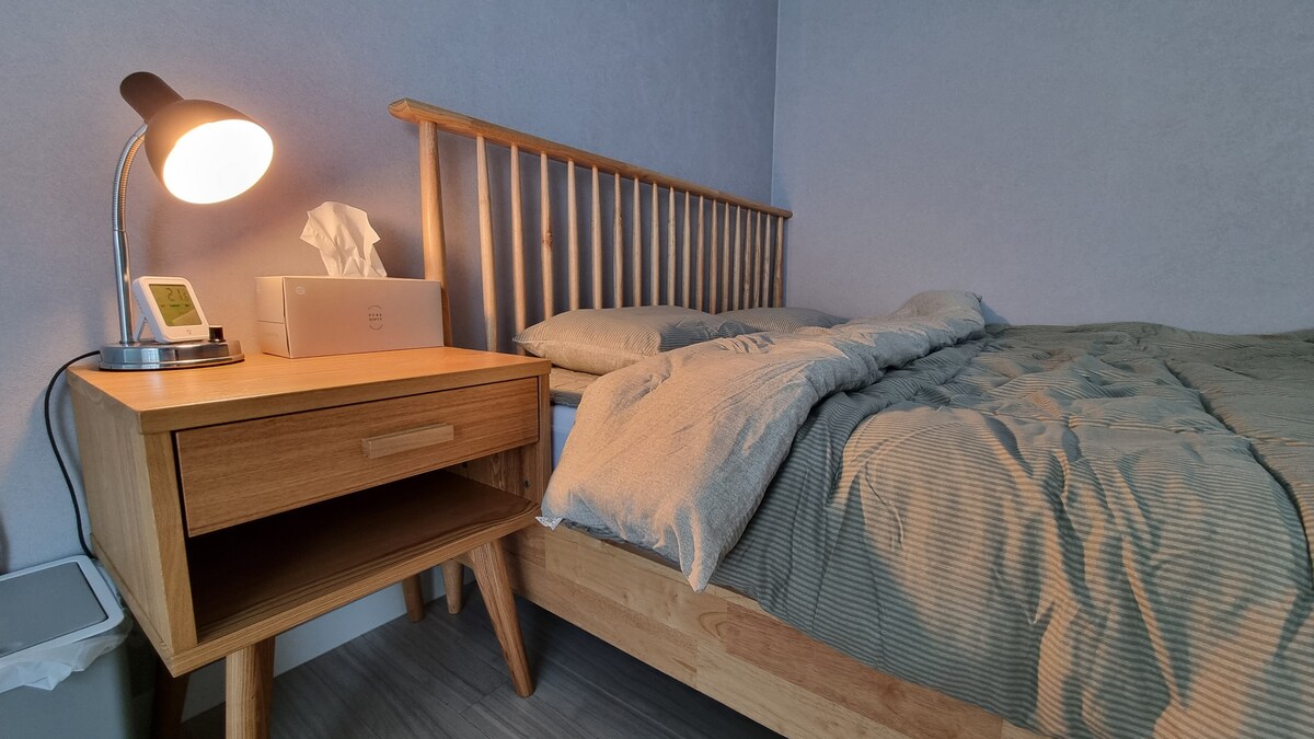 غرفة صغيرة للضيوف في الطابق الثاني