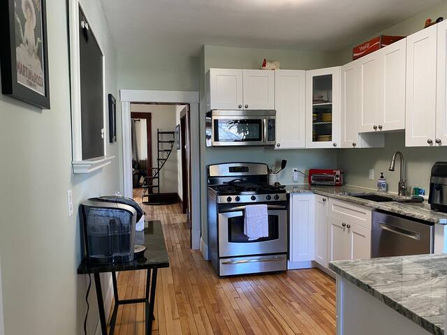 Premiere updated Victorian home gallery image 5