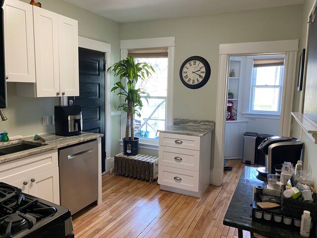 Premiere updated Victorian home gallery image 4