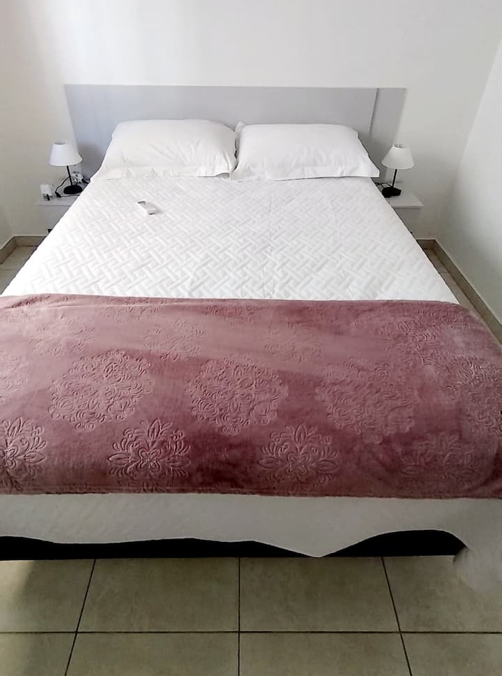 Спалня 2, с климатик, двойно легло, универсален килер, нощни шкафчета и абажури за двойката.