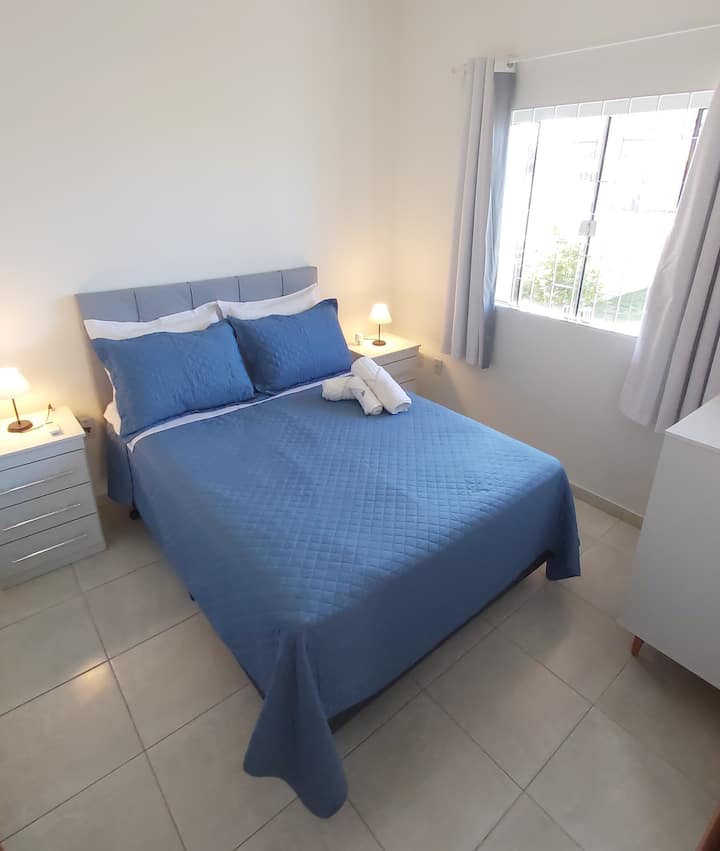 Спалня 1, с външен изглед.
Разполага с двойно легло, климатик, затъмняваща завеса, скрин и нощни шкафчета с 2 абажура.