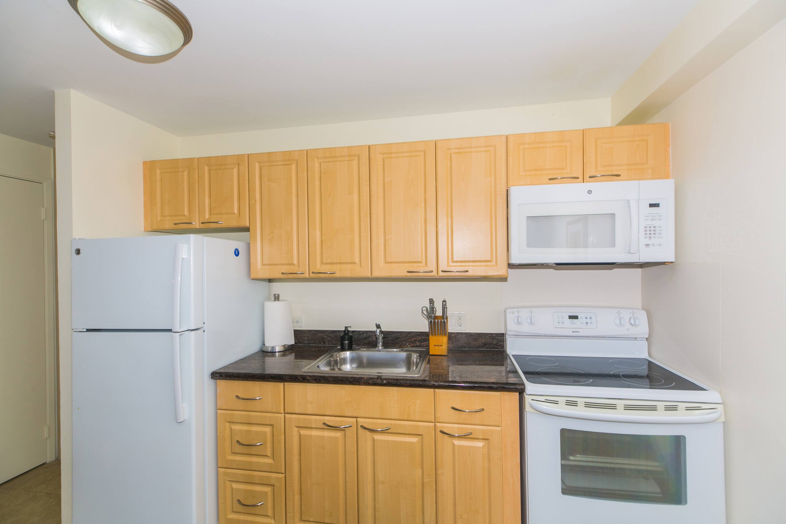 5 Min Walk to Beach, Kitchen, $0 Cleaning/Parking - Image 32