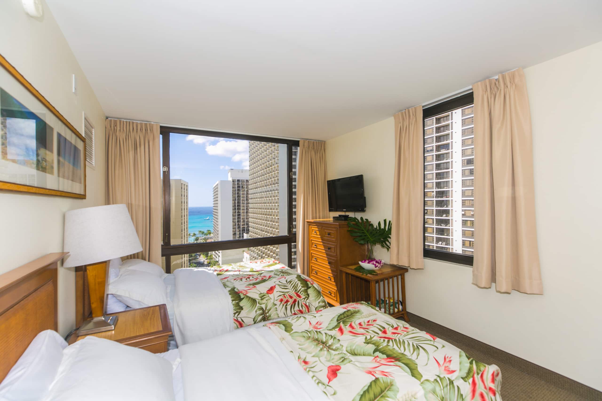5 Min Walk to Beach, Kitchen, $0 Cleaning/Parking - Image 39