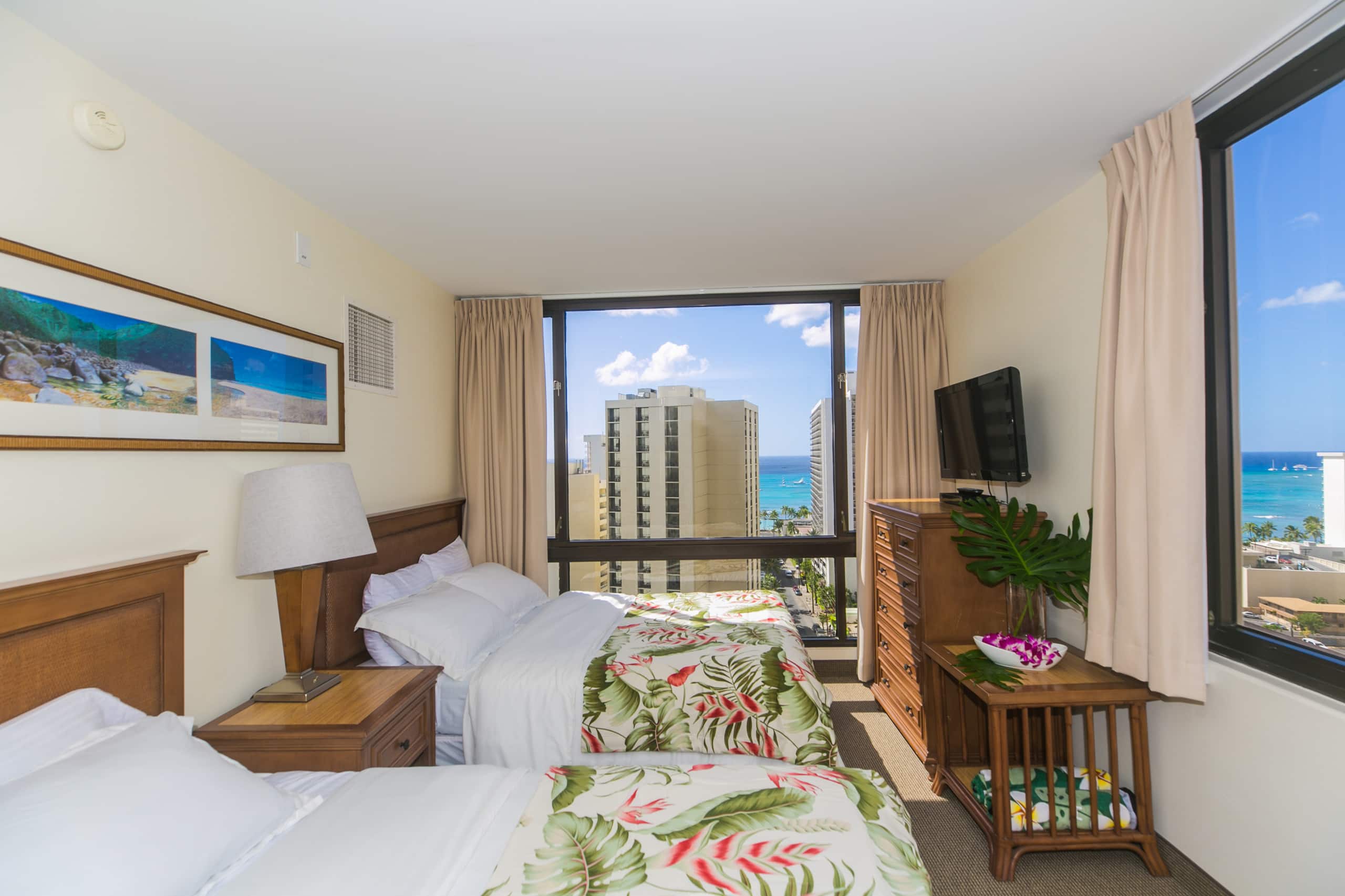 5 Min Walk to Beach, Kitchen, $0 Cleaning/Parking - Image 1