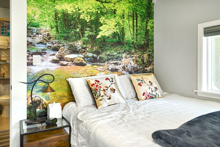 ห้องนอน 2: เตียงควีนไซส์ ภาพที่สวยงามบนกำแพง โต๊ะปิดท้ายพร้อมนาฬิกาปลุกและโคมไฟแฟนซี