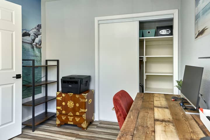 ห้องนอน 1: ตู้นิรภัยสไตล์โรงแรม เครื่องพิมพ์ไร้สายพร้อมอุปกรณ์เครื่องพิมพ์ในหน้าอกที่สวยงาม

จอภาพเพื่อเปิดใช้งานจอภาพคู่สำหรับแล็ปท็อป

ที่ชาร์จโทรศัพท์สากลเผื่อไว้

ตู้หนังสือในมุมภาพผนังยังคงดำเนินต่อไปที่ด้านนี้ของประตู