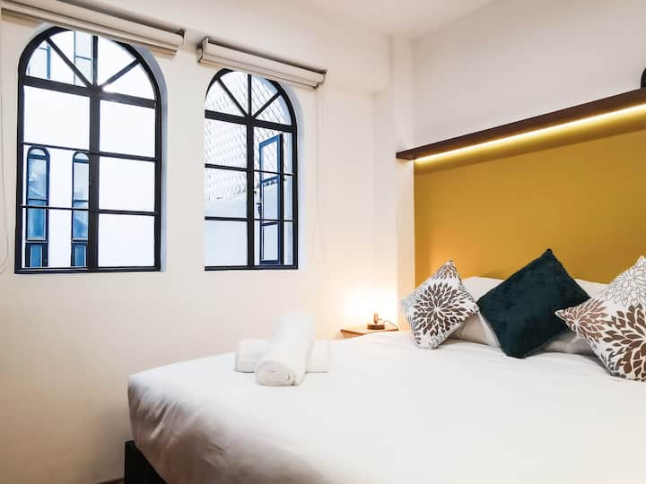 Materasso king-size con lenzuola di alta qualità per riposare dopo una lunga passeggiata in città.