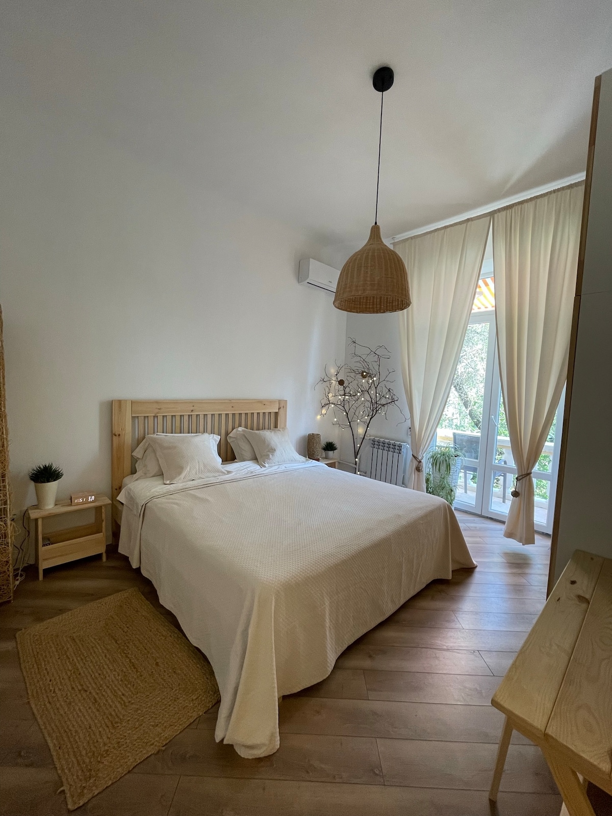 Брачен кревет (широк 150-179 см) со поглед на балкон покриен со прекрасна ролетна за сонце  