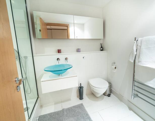 Stylish 2BRM with nice city view gallery image 5