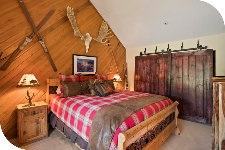 Kingsize-Schlafzimmer mit Bergdekor und Gewölbedecken