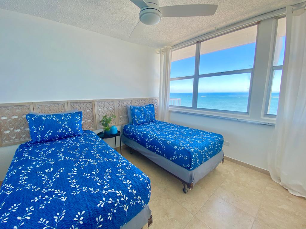 Მეორე საძინებელი 2 ტყუპი ან 1 საწოლით. Სტანდარტულად კონდომინიუმს ეყოლება 2 ტყუპი. Თუმცა, თუ ჩამოსვლამდე მინიმუმ 24 საათით ადრე მოითხოვთ, საწოლები, შესაძლოა, ხიდთან შეერთდეს და დიდი ზომის საწოლად გადაკეთდეს.