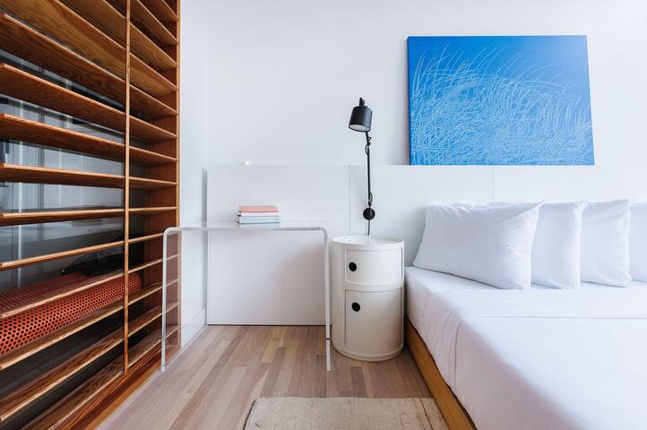 2 Bedroom Premium Sky | Placemakr Wall Street gallery image 2