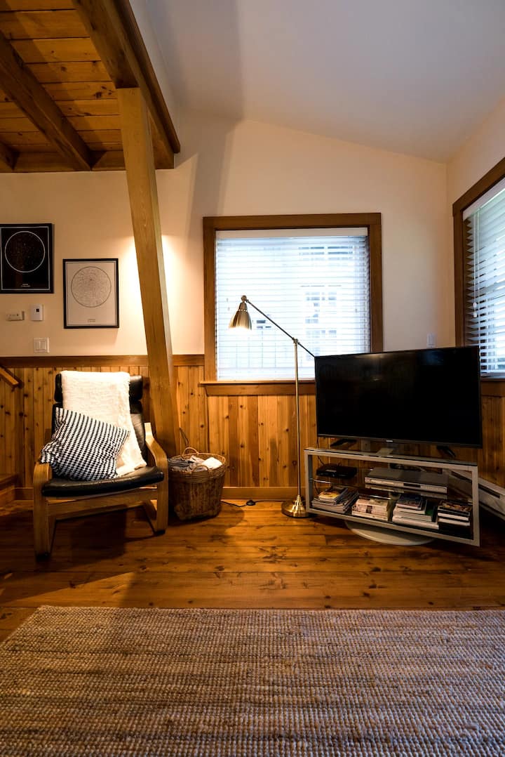 Cozy Mountain View Cove-side Cottage & Sauna - Ucluelet