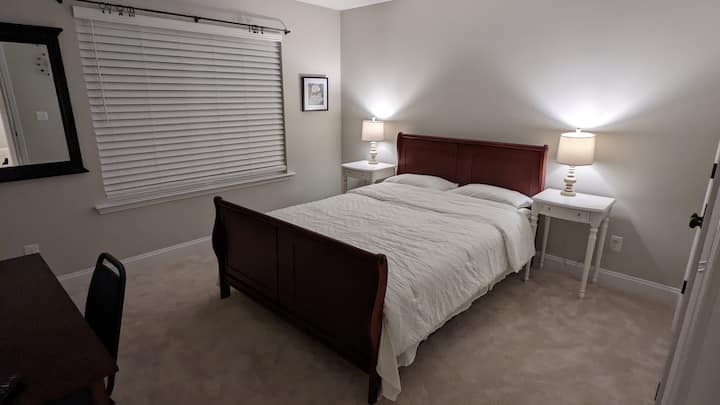 Al piano superiore camera da letto 2 attrezzata con specchio e grande finestra si affacciano su un enorme cortile anteriore.