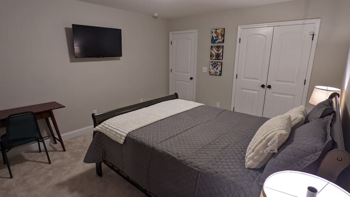 Camera da letto al piano superiore 3 dotata di smart TV da 43 pollici, scrivania e letto matrimoniale.