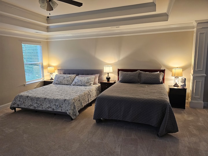 Al piano superiore la suite padronale ha un letto king-size e un letto queen-size