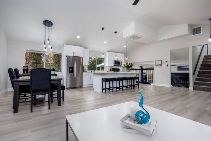 Modern Upscale Vegas Oasis Home w/Sparkling Pool gallery image 2