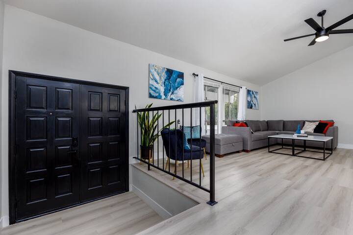 Modern Upscale Vegas Oasis Home w/Sparkling Pool gallery image 3