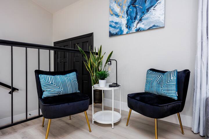 Modern Upscale Vegas Oasis Home w/Sparkling Pool gallery image 4