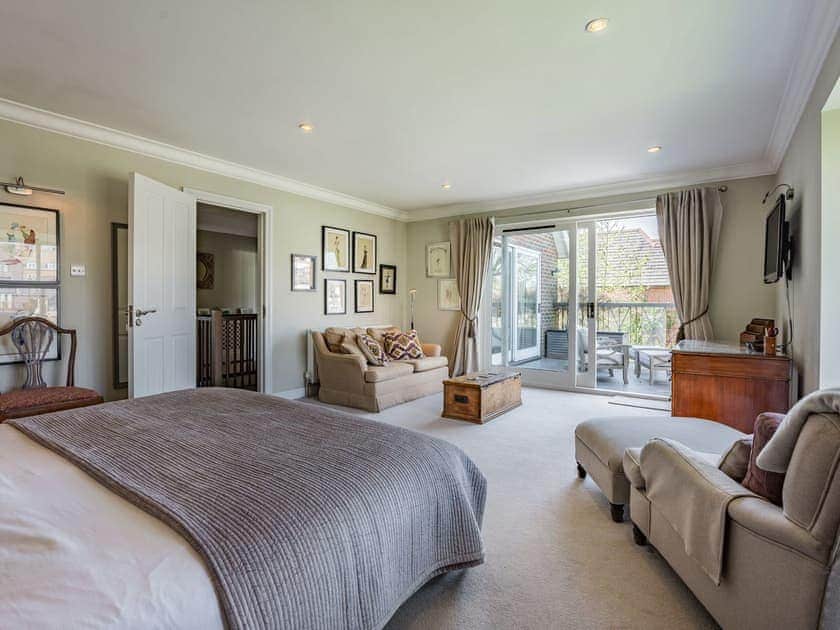 غرفة النوم الرئيسية (سرير مقاس كينغ فائق): إطلالات على النهر والقلعة والكاتدرائية