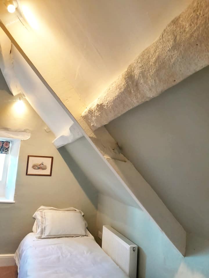 ห้องนอนชั้น 2 โปรดทราบว่ามีคานต่ำ