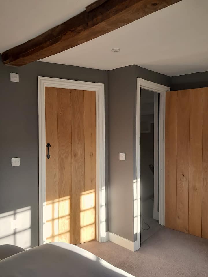 ห้องสวีทห้องนอนชั้น 1 พร้อมห้องอาบน้ำในตัว